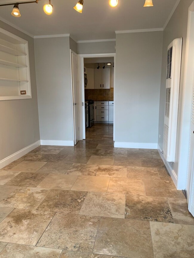 Building Photo - 902 1/2   E 43rd