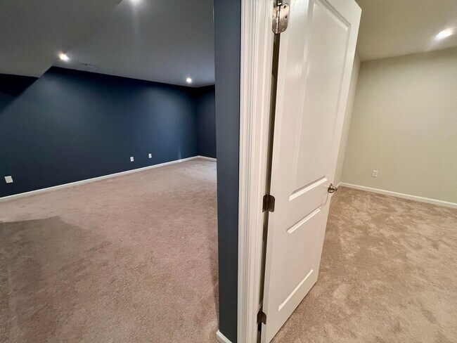Building Photo - Stunning 3 bedroom, 2.5 bathroom End unit ...