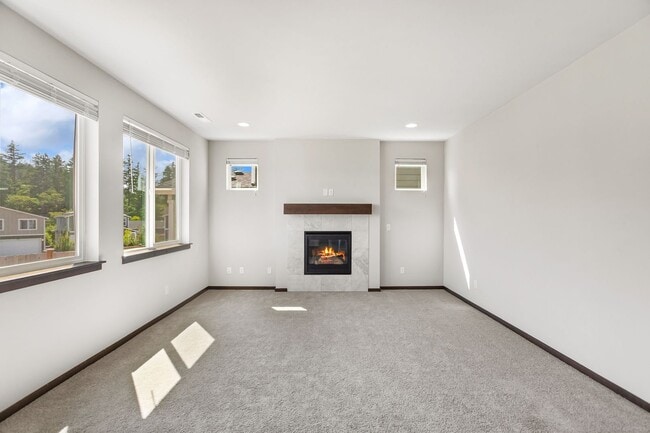 Building Photo - Newer 5 Bedroom Home off Loxie Eagans! Min...