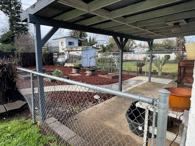 Building Photo - Single level home on large lot