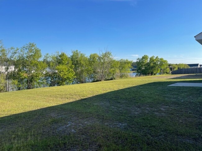Building Photo - 111 Willow Dr