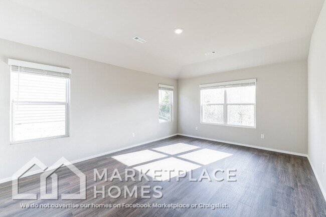 Building Photo - 884 S Brambling Ln