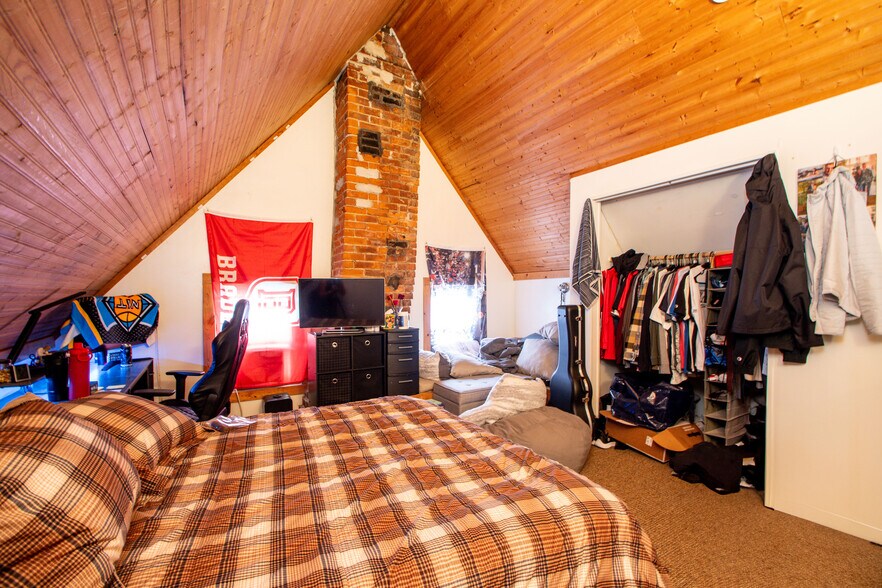 Building Photo - 1403 W Barker Ave