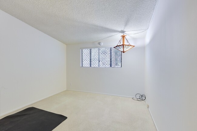 Building Photo - Spacious 3BR / 2BA Single-Story Pool Home in Granada Hills