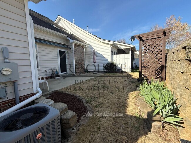 Building Photo - 303 Sugar Maple Ave