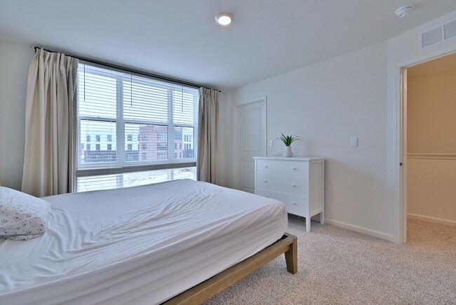 Building Photo - 332 Summit Cir