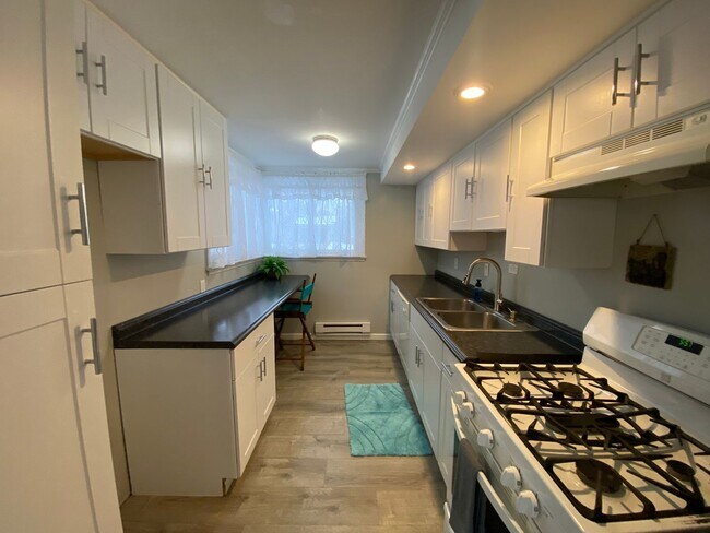 Building Photo - Beautiful 4-Bed, 2 Bathroom North Olmsted OH