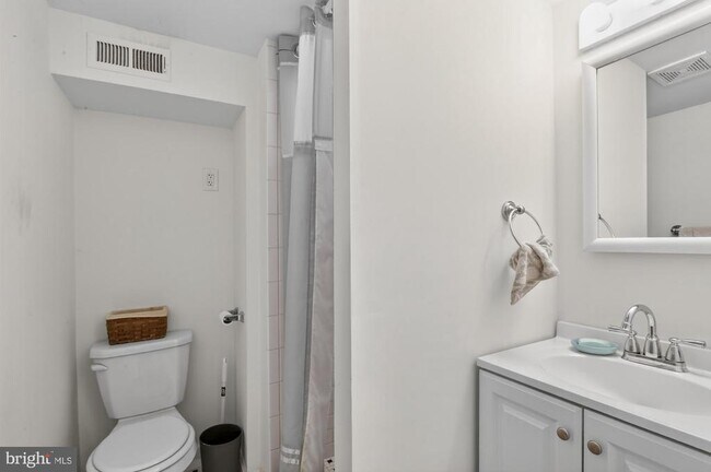 Building Photo - 1708 Catharine St