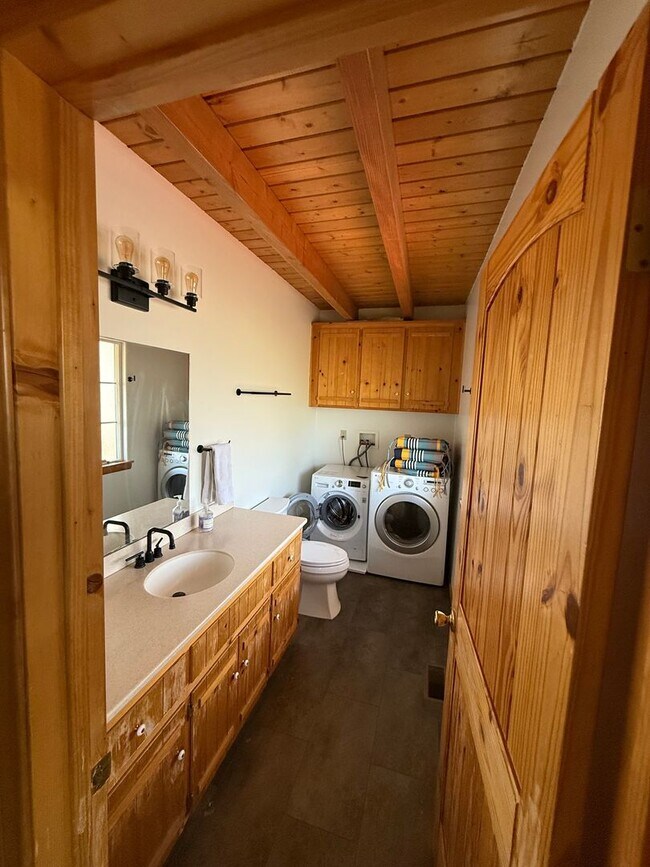 Building Photo - Beautiful Crestline Home - Private & Peaceful