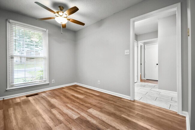Building Photo - Two Bedroom in Sango!