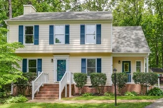 Building Photo - Beautiful 3 bedroom 2.5 bath in Woodlake