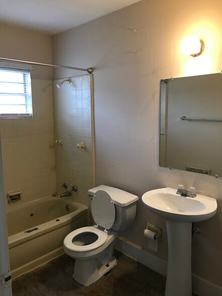 Building Photo - 944 Geranium St