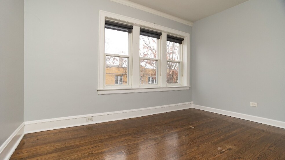 Building Photo - 3318 N Leclaire Ave
