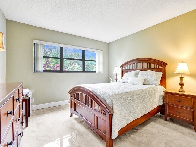 Building Photo - 3200 Port Royale Dr S