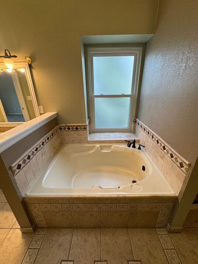 Building Photo - 5 Bedroom Home in Broadmoor Bluffs