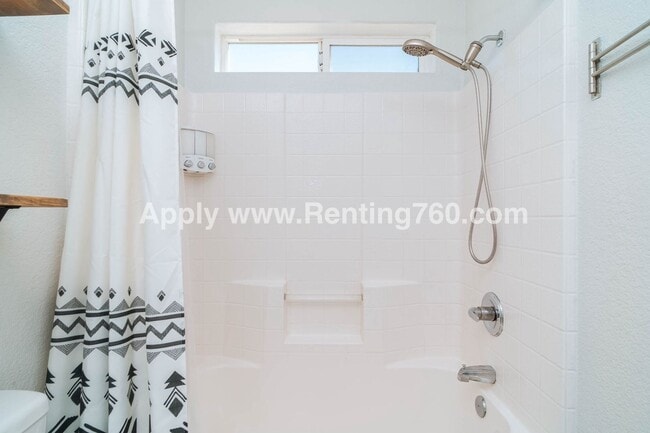 Building Photo - Huge 3 Bed 2 Bath Home With Spectacular City Views!