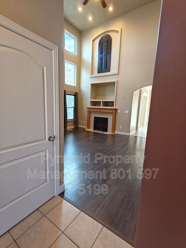 Building Photo - 2896 E Lookout Dr