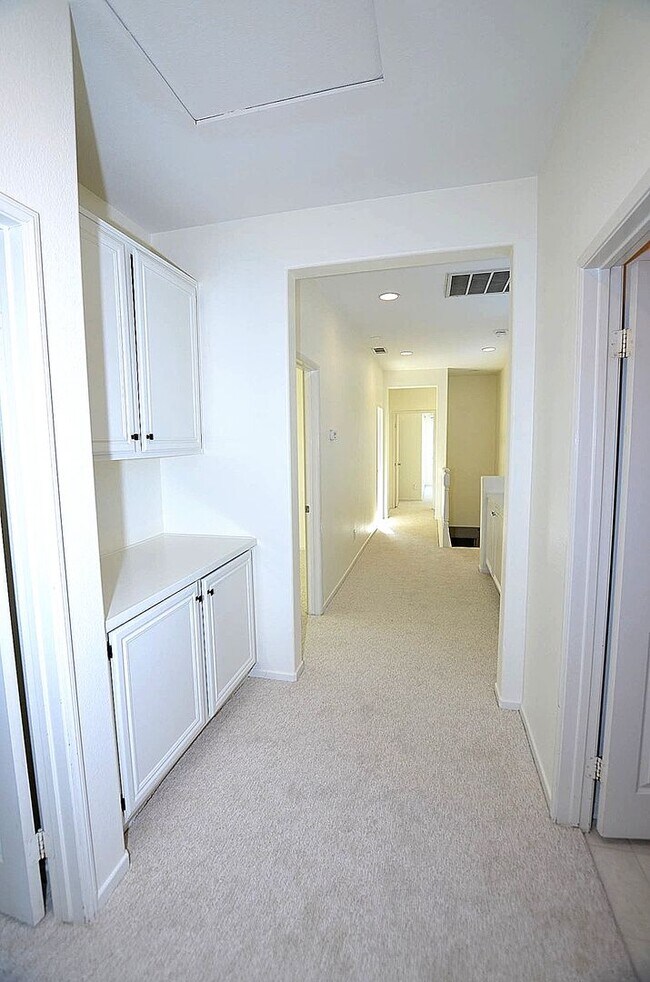 Building Photo - 4Br/3-1/2 bathroom Home