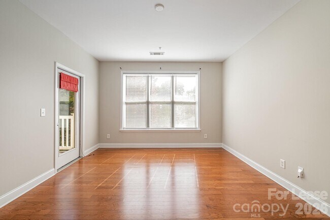 Building Photo - 1000 E Woodlawn Rd