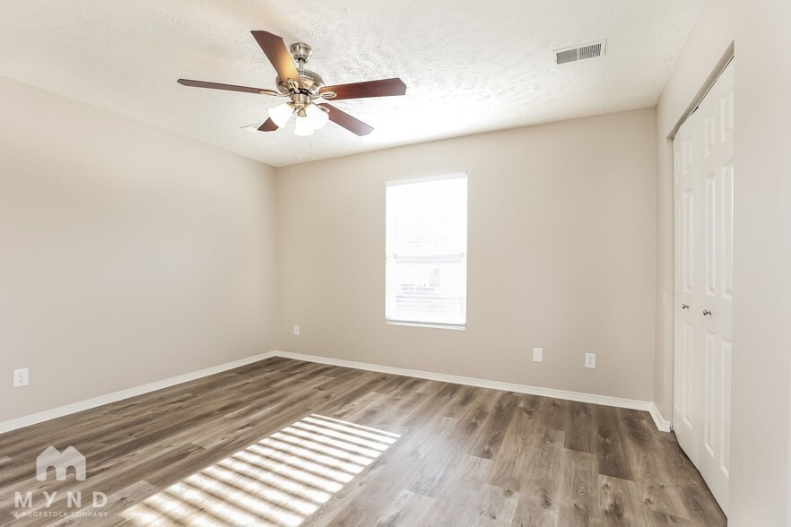 Building Photo - 2827 Creekbend Dr