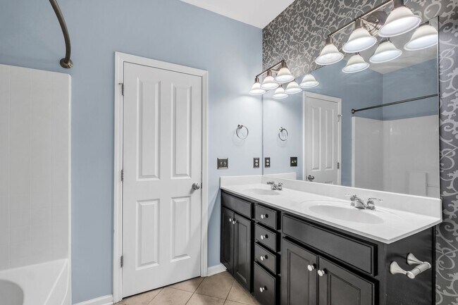 Building Photo - 2031 Hemlock Dr