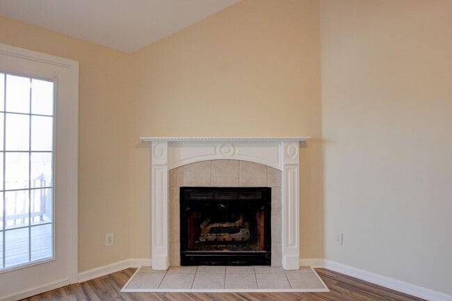 Building Photo - 3 bed 2 bath in the heart of St. B.  Fresh Paint.  Clean and Ready for You.