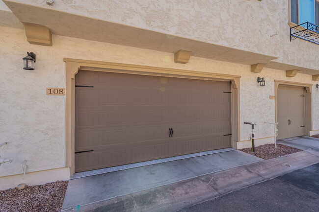 Building Photo - 2629 S Equestrian Dr