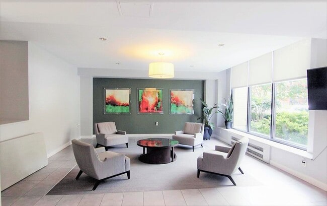 Building Photo - Bright and Spacious Condo in Fantastic Fog...