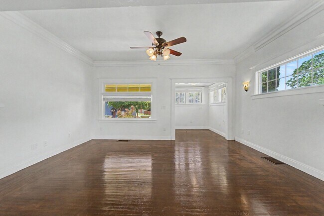 Building Photo - 3 bedroom 2 Bath Home MUST SEE