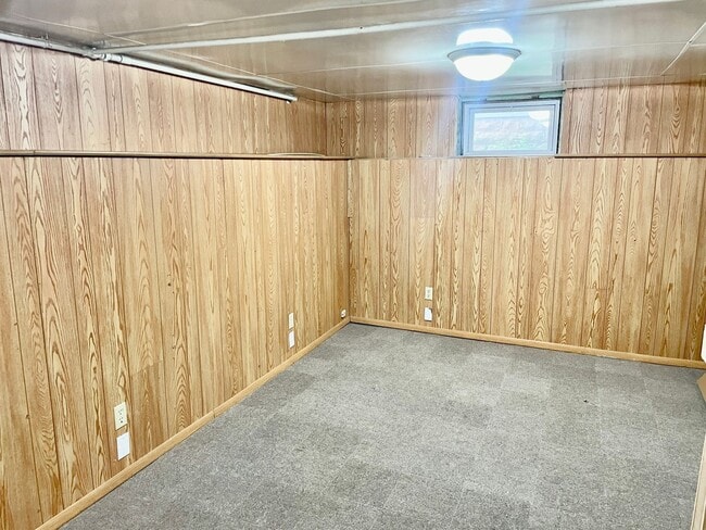 Building Photo - Charming 4 Bedroom Home