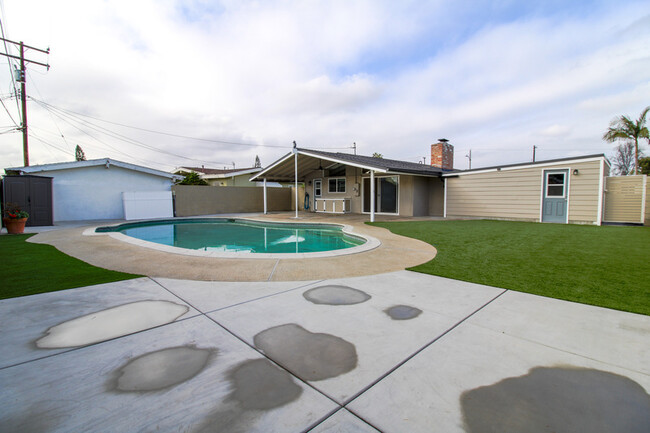 Building Photo - 14446 San Dieguito Dr