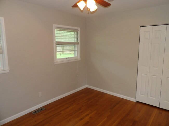 Building Photo - 286 Zandale Dr