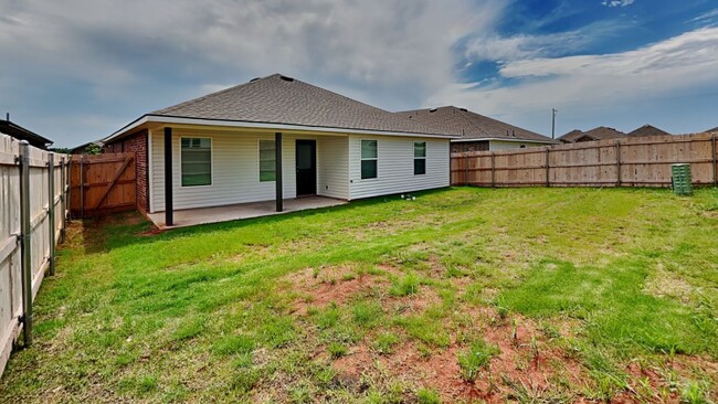 Building Photo - Large Open Floor plan 4 Bedroom 2 Bathroom...