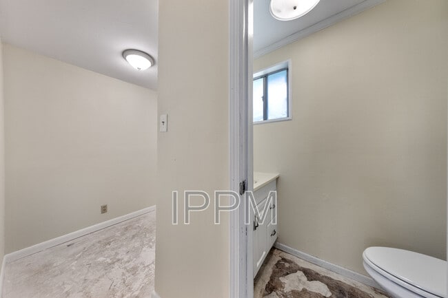 Building Photo - 914 Carrol Ave