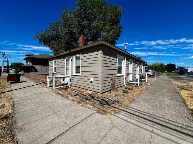 Building Photo - H102
