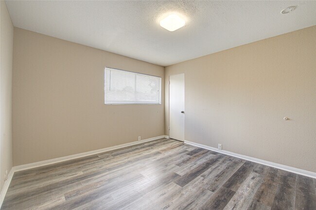 Building Photo - 2101 Fountain View Dr