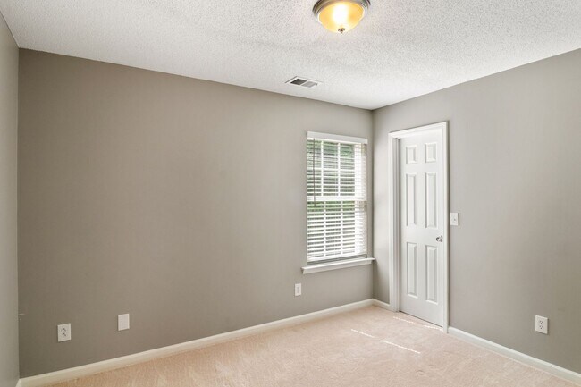 Building Photo - Great 3 Bedroom Home with Large Yard and 1 Car Garage! Raleigh-Available July 15th!