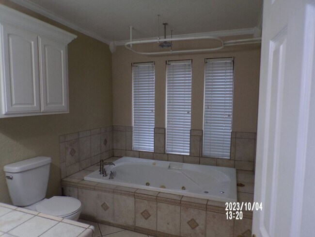 Building Photo - Large bedrooms, located on West side of town