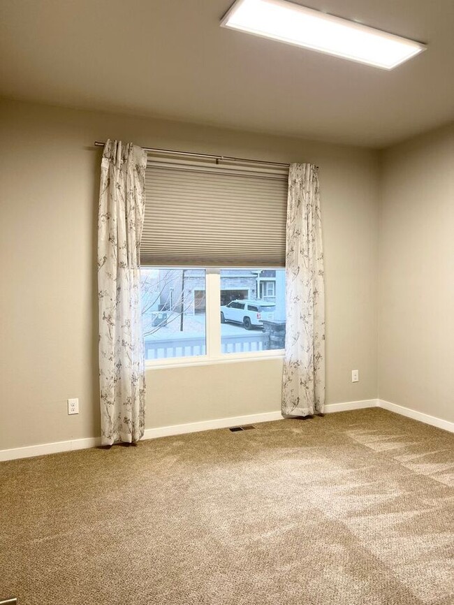 Building Photo - 5 Bedroom/4 Bathroom Ranch Style Home Loca...