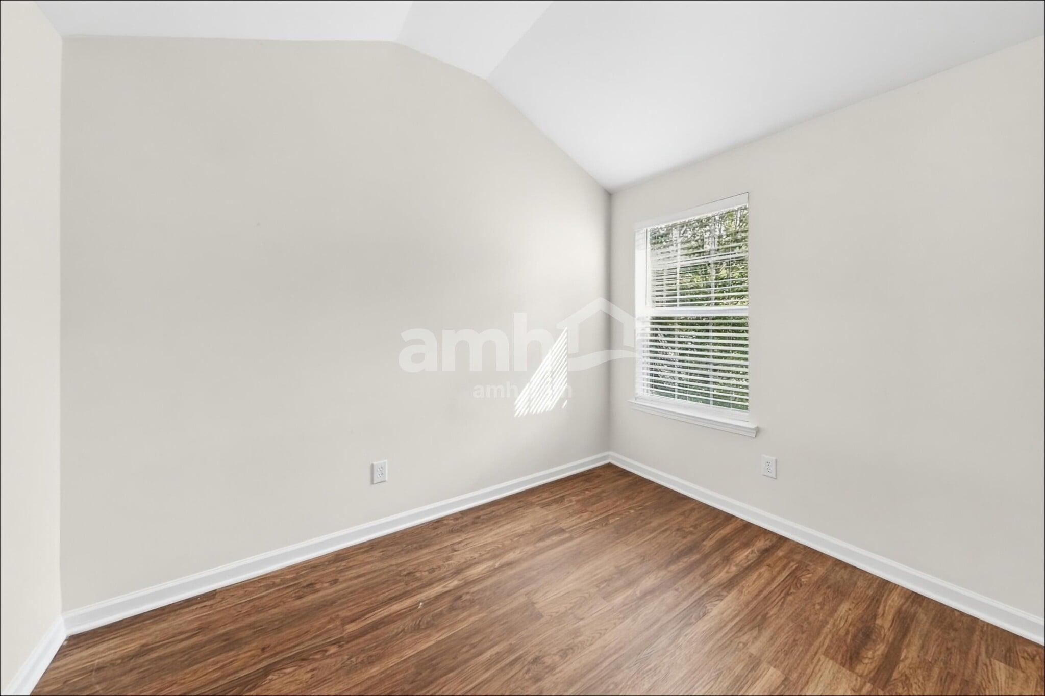 Building Photo - 119 Hidden Creek Dr
