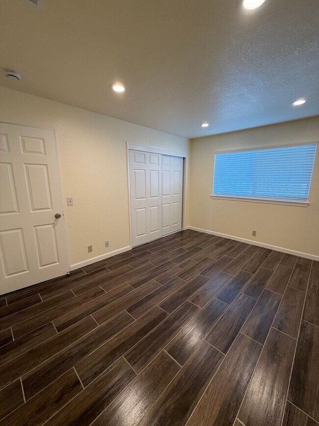 Building Photo - 528 Bella Vista Dr