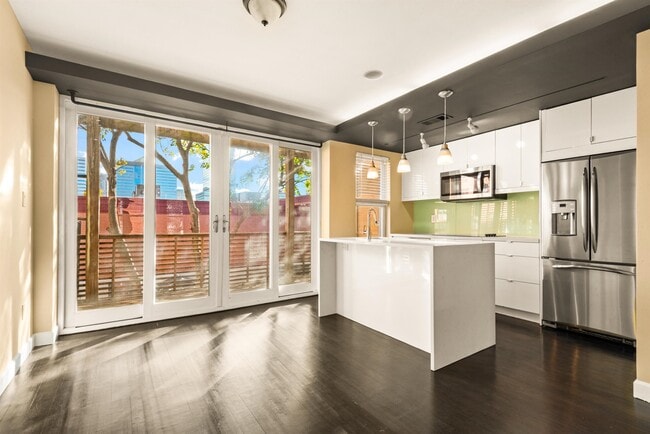 Primary Photo - 526 Manila Ave