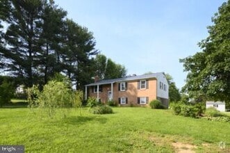 Building Photo - 102 Roosevelt Rd