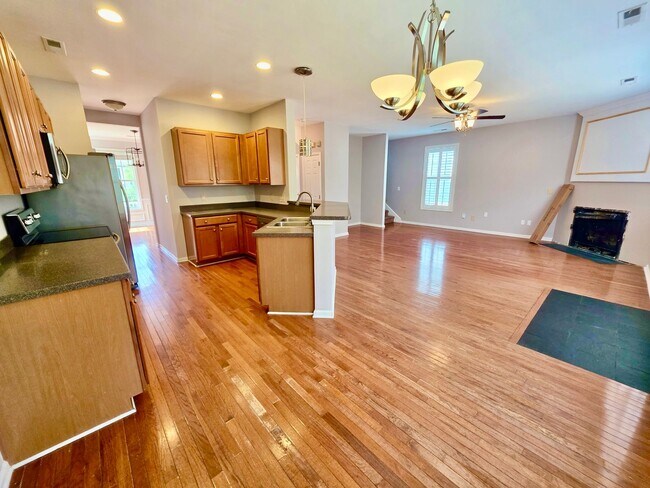 Building Photo - Elevated Four Bedroom in Rivertowne Countr...
