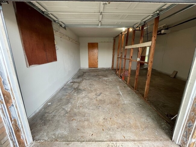 Building Photo - 905 La Salle Dr