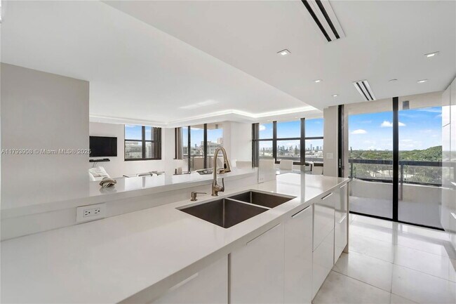 Building Photo - 2555 Collins Ave