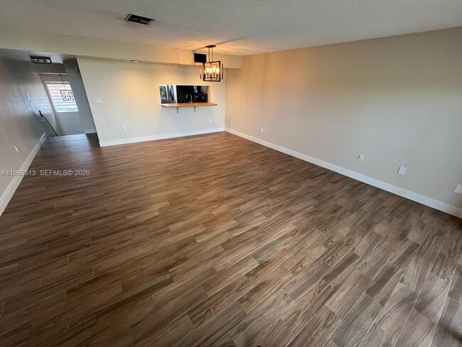 Building Photo - 271 W Park Dr