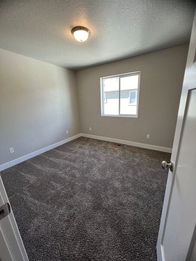Building Photo - Ready To Move in! New 2 Bed 3 bath!