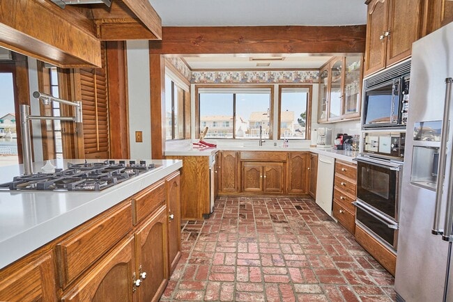 Building Photo - Spacious 3-Bedroom Lake House in Victorvil...