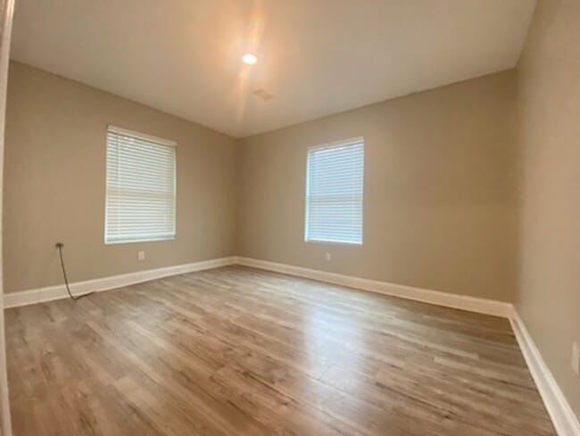 Building Photo - Cute, Quiet and Cozy - minutes away from M...